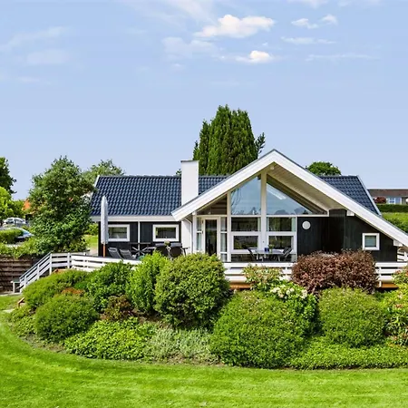 Helene - 1-1km From The Sea By Interhome