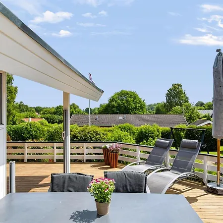 Helene - 1-1km From The Sea By Interhome